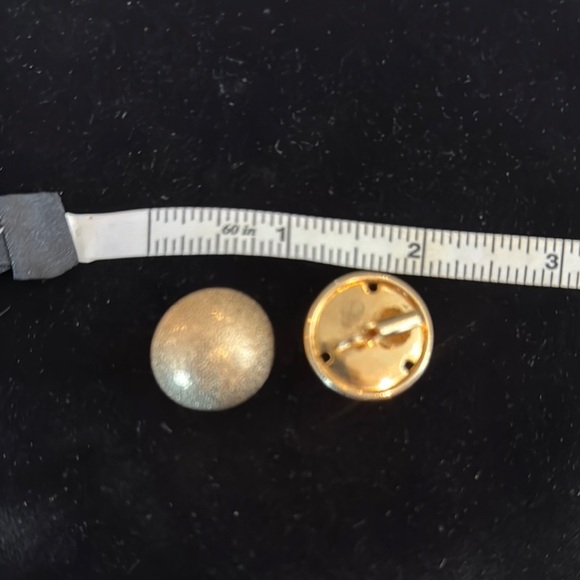 Elegant Gold Tone Vintage Clip Earrings - Picture 4 of 4